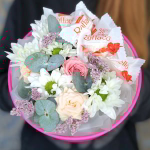 Шляпная коробка с цветами «Композиция с конфетами "Сладкая весна"» из роз и хризантем