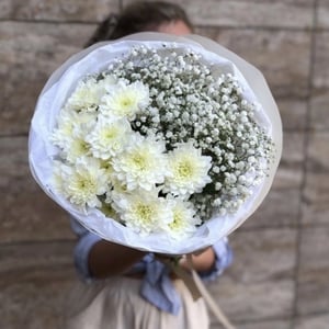 Букет «Белоснежный инь янь» из гипсофил и хризантем