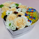 Композиция в форме сердца «Любовь» из роз и хризантем