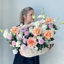 Корзина с цветами из хризантем и эустом