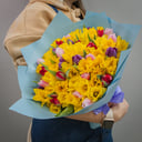 Букет «Приход весны» из экзотических цветов и тюльпанов