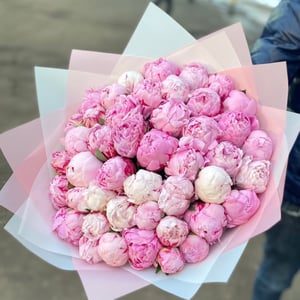Букет из 45 розовых пионов