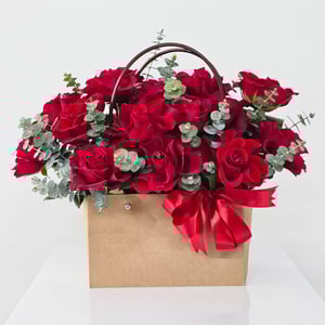 Коробка с цветами «Пакет из 17 красных роз»