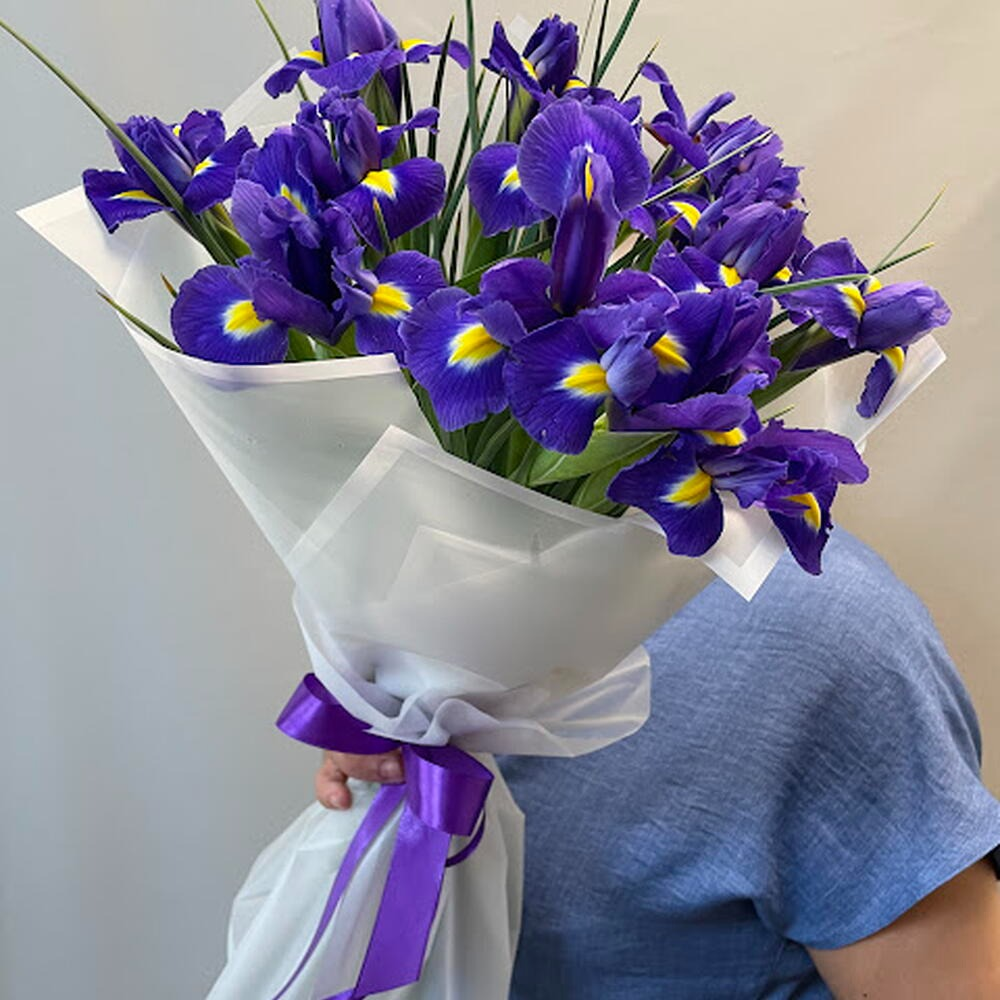 Моно букет из 13 ирисов