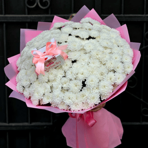 Букет из хризантем с коробкой конфет