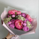 Букет из пионов и кустовых роз