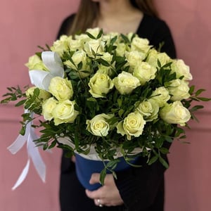 Шляпная коробка из белых роз
