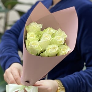 Букет «9 белых роз с оформлением»