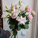 Нежный букет из лилий и розовых роз