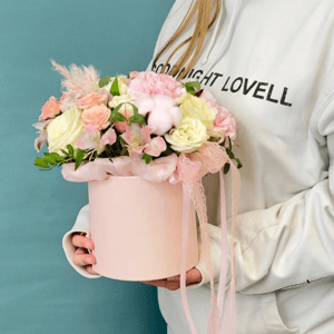 Цветы в коробке с розами и альстромерией