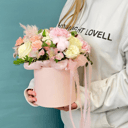 Цветы в коробке с розами и альстромерией