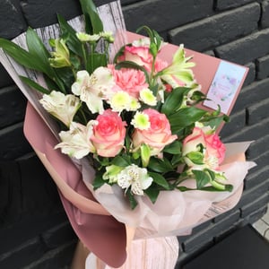 Букет «Зимний блюз» из альстромерий и роз