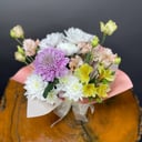 Нежная цветочная композиция в пленке из хризантем и эустом