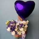 Шляпная коробка с цветами «композиция в коробке с шариком» из ирисов и хризантем