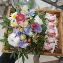 Подарочный набор «Цветы и сладости» из роз и эустом