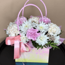 Композиция «Сумочка с диантусами и хризантемой»