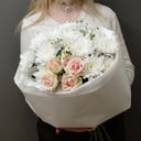 Букет «Красавица» из хризантем и ромашек