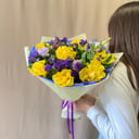 Букет из роз, альстромерий и эустом