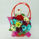 Коробка с цветами «Цветы в сумочке с игрушкой 5» из хризантем и гипсофил