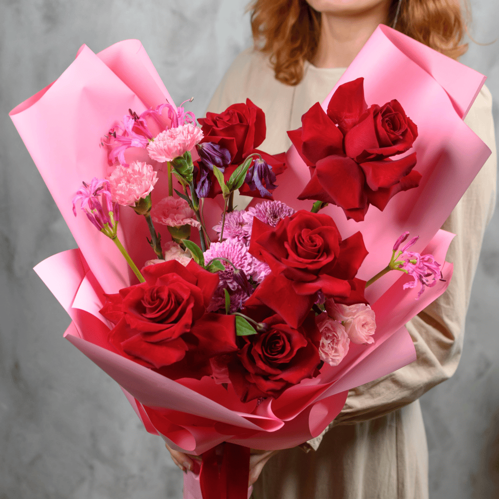 Яркий воздушный букет на День матери из роз и гвоздик
