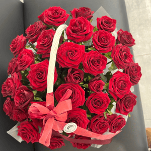 Красные розы в корзине