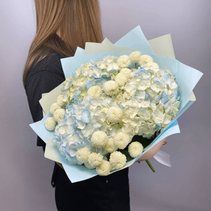 Букет из голубых гортензий и сантини