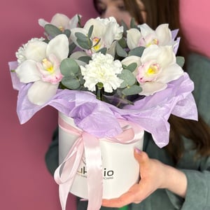 Коробочка с орхидеями и диантусами