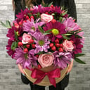 Шляпная коробка с цветами «Эмилия» из роз и хризантем