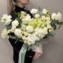 Шляпная коробка с цветами «Авторская коробка Милана» из роз и гвоздик