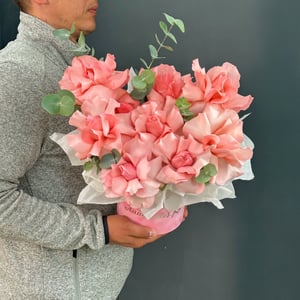 Шляпная коробка с цветами «Композиция в коробке "Бархатные розы"»