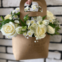 Букет в элегантной сумочке из роз и хризантем