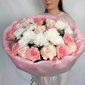 Очаровательный букет Первоцвет из роз и гвоздик