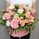 Шляпная коробка с цветами «Анабель» из роз и альстромерий