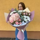 Букет с гортензией и кустовыми розами