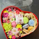 Подарочный набор «Коробка-сердце с цветами и пирожными»