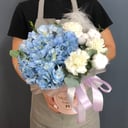 Шляпная коробка с цветами «Композиция с гвоздиками и гортензией»