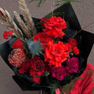 Яркий красный букет из гвоздик