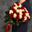 Букет из 31 красной и белой розы 60 см