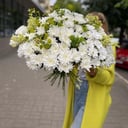 Букет «Цветы полей» из хризантем и ромашек