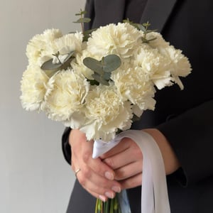 Букет невесты: белые диантусы и эвкалипт