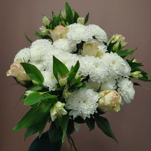 Сборный букет под ленту из роз и хризантем