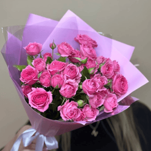 Букет ярких кустовых роз