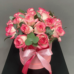 Шляпная коробка с цветами «19 премиальных роз "Джумилия"»