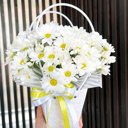 Шляпная коробка с цветами «Сумочка с ромашками» из хризантем