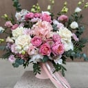 Шляпная коробка с цветами «Цветы в коробке Нежность весны» из эустом и роз