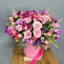 Шляпная коробка с цветами «Композиция из кустовых роз»