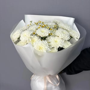 Букет из хризантем с матрикарией