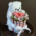 Подарочный набор с плюшевым мишкой из альстромерий и роз