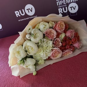 Букет «Нежный» из эустом и пионов