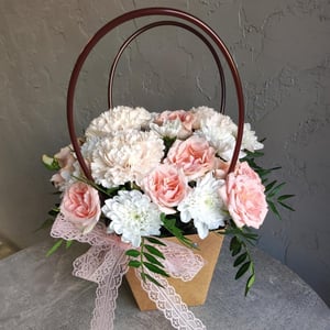 Букет «Цветы в сумочке "Нежность"» из роз и хризантем